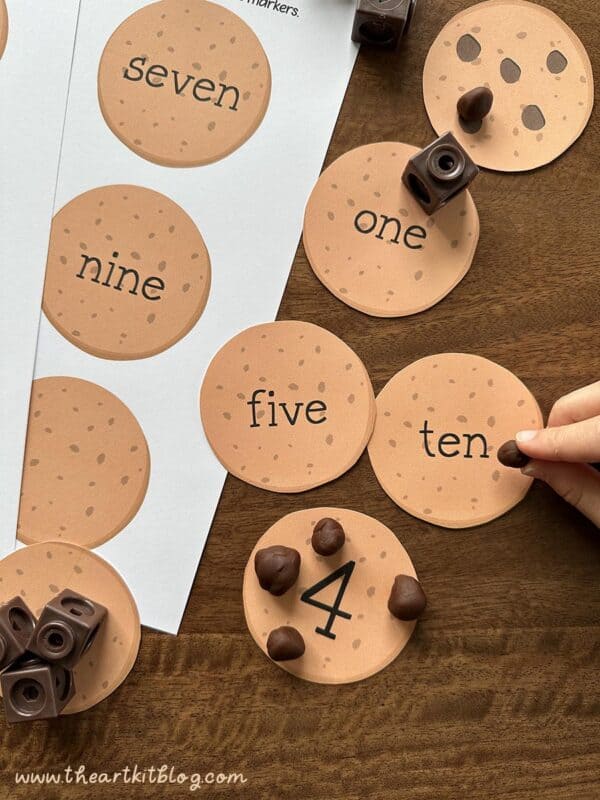 cookie-counting-numbers-preschool Numbered cookie counters with words and numbers for homeschool math activities, focusing on number recognition and counting skills.